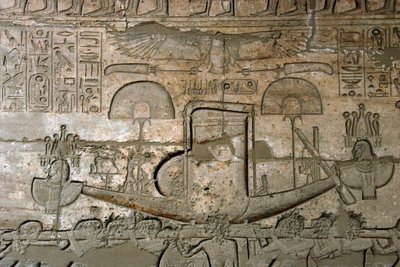 Egyptský starověk: pohled na reliéfy představující průvod posvátné lodi, Pamětní chrám zasvěcený faraonu Ramsesovi II. (1279-1213 př. n. l.), místo Ramasseum (Ramesseum) v Luxoru, Egypt. od Egyptian 19th Dynasty