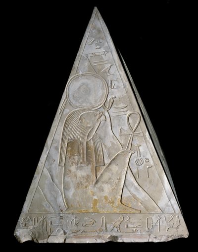 Egyptský starověk: pyramidový hrot kaple v Ramose s vyobrazením božstva zapadajícího slunce Re-Atum (Re Atum nebo Ra-Atum nebo Ra Atum nebo Re Toum). 19. dynastie ((1295-1190 př. n. l.) Deir el Medineh Rozměr v. 70 cm Egyptské muzeum v Turíně od Egyptian 19th Dynasty