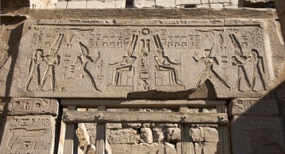 Egyptský starověk: pohled na architráv zdobí znázornění faraona Ramsese II. ctít boha Amona a hieroglyfy, chrám faraona Ramsese II. (1292-1186 př. n. l.) v Luxoru. Východní břeh (Théby), Egypt od Egyptian 19th Dynasty