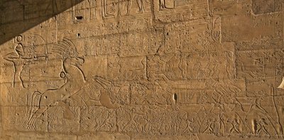Egyptský starověk: pohled na reliéfy oslavující činy Ramse II během bitvy u Qadesh v roce 1274 př.nl, pohřební chrám zasvěcený faraonu Ramsesovi II. od Egyptian 19th Dynasty