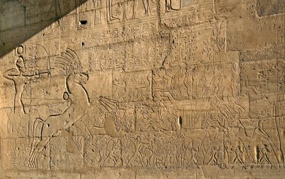 Egyptský starověk: pohled na reliéfy oslavující činy Ramsese II během bitvy u Kádeše v roce 1274 př. n. l., Pamětní chrám zasvěcený faraonu Ramsesovi II. (1279-1213 př. n. l.), místo Ramassea (Ramesseum) v Luxoru, Egypt. od Egyptian 19th Dynasty