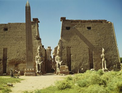 Fasáda a první pylon se dvěma sedícími sochami Ramesse II a zbývajícím obeliskem od Egyptian 19th Dynasty