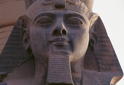 Tvář sochy sedícího Ramsese II., thébská nekropole (Seznam světového dědictví UNESCO) od Egyptian 19th Dynasty