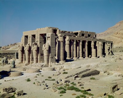 Osiridské postavy Ramesse II. (1279-1213 př. n. l.) lemující zdi Druhého dvora, Nová říše, od Egyptian 19th Dynasty