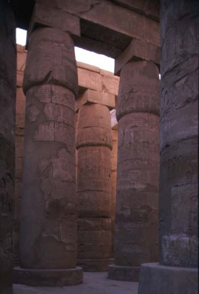Papyrusové sloupy s hlavicemi pupenů v hypostylové síni Amonova chrámu, Nová říše (foto) od Egyptian 19th Dynasty