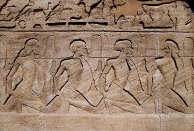 Vězni ilustrující vítězství faraona Ramsese II., Basreliéf u vchodu do velkého chrámu Ramsese II., Egypt, Abu Simbel od Egyptian 19th Dynasty