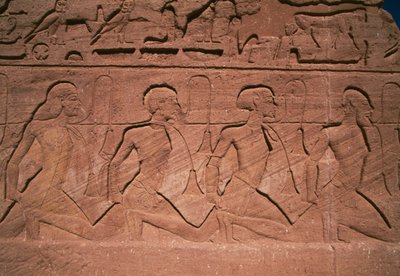 Zajatci severu, basreliéf na podstavci obrů Velkého chrámu Ramsese II., Abú Simbel (Seznam světového dědictví UNESCO) od Egyptian 19th Dynasty