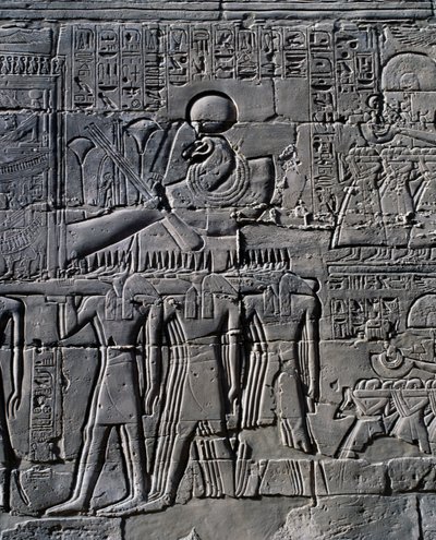 Ramses II. před posvátnou lodí, reliéf, vnitřní stěny Velké hypostylové síně, chrámový komplex v Karnaku (Seznam světového dědictví UNESCO) od Egyptian 19th Dynasty