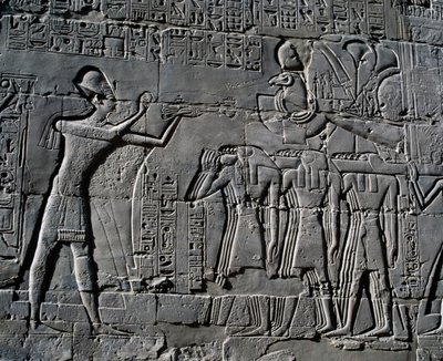 Ramses II. přináší oběti před posvátnou lodí, reliéf, vnitřní stěny Velké hypostylové síně, chrámový komplex v Karnaku (Seznam světového dědictví UNESCO) od Egyptian 19th Dynasty