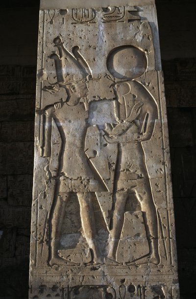 Reliéf zobrazující faraona s bohem Horem, portikus chrámu Setiho I. od Egyptian 19th Dynasty