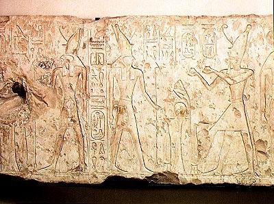 Reliéf zobrazující Ramesse II. (1279–1213 př. n. l.) přinášejícího rituální obětiny rodině Osiris, detail pravé strany s Ramesseem, který nabízí dvě láhve vína Horovi, z Abydosu, Nová říše (vápenec) od Egyptian 19th Dynasty