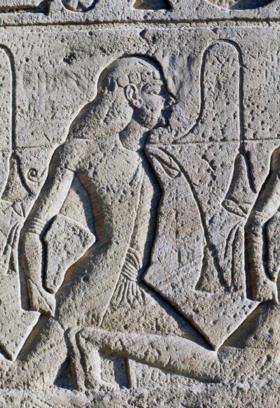 Reliéf zobrazující černošské a asijské zajatce z bitvy u Kadeše, detail z podstavce trůnů na fasádě Velkého chrámu Ramsese II., Abú Simbel (Seznam světového dědictví UNESCO) od Egyptian 19th Dynasty