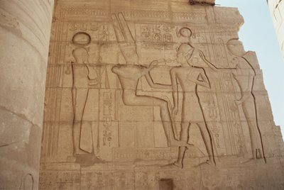Reliéf zobrazující bohyni s lví hlavou Mut představující Ramesse II trůnícímu Amonovi, který mu dává ankh, z Velké hypostylové síně, Nová říše od Egyptian 19th Dynasty
