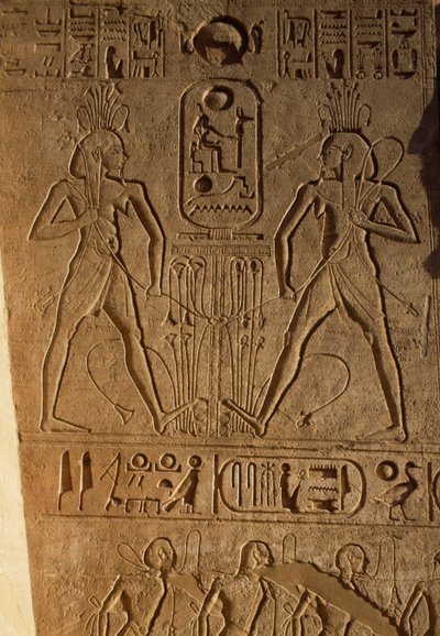 Spojení Horního a Dolního Egypta a kartuše faraona, reliéf na podstavci trůnů, Chrám Ramsese II, Abú Simbel, Egypt, Nová říše, 19. dynastie od Egyptian 19th Dynasty