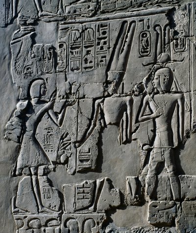 Mladý Ramses II. před bohem Amonem, detail ze scény obětování bohům, reliéf, vnitřní stěny Velké hypostylové síně, chrámový komplex v Karnaku (Seznam světového dědictví UNESCO) od Egyptian 19th Dynasty
