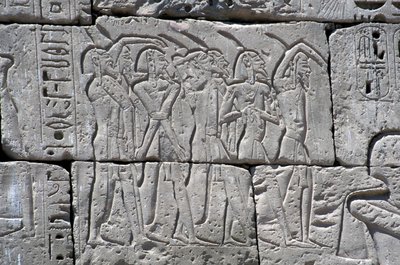 Reliéf zobrazující severní zajatce v bitvě u Ramsese III., Velký chrám v Medinetu od Egyptian 20th Dynasty