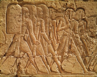 Reliéf zobrazující služebníky nesoucí provaz a zbraně ze zádušního chrámu Ramesse III. (asi 1184–1153 př. n. l.) Nová říše od Egyptian 20th Dynasty