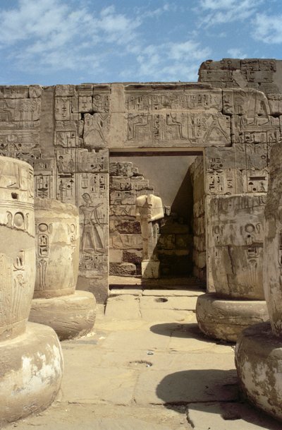 Socha Ramesse v kapli vedoucí ze sloupové síně zádušního chrámu Ramesse III (asi 1184-1153 př.nl) Nová říše od Egyptian 20th Dynasty