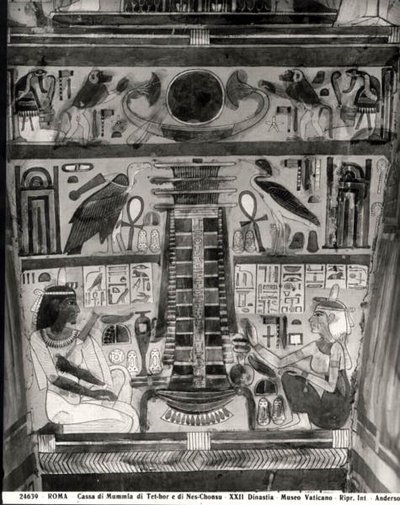 Dvě postavy zesnulých namalované na boku sudu mumií Tet-Hov a Nes-Chonsu (sarkofág) (černobílá fotografie) od Egyptian 22nd Dynasty