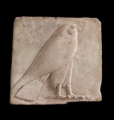 Deska zobrazující sokola, pravděpodobně boha Hora, 26. dynastie nebo období Saite, 664-525 př. n. l. nebo později vápenec od Egyptian 26th Dynasty