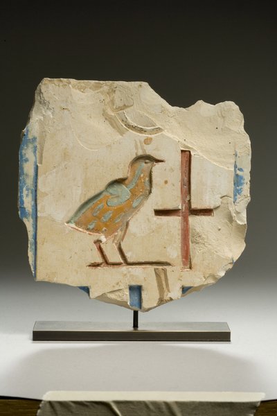 Úlomek reliéfu, pozdní dynastické období (vápenec) od Egyptian 26th Dynasty