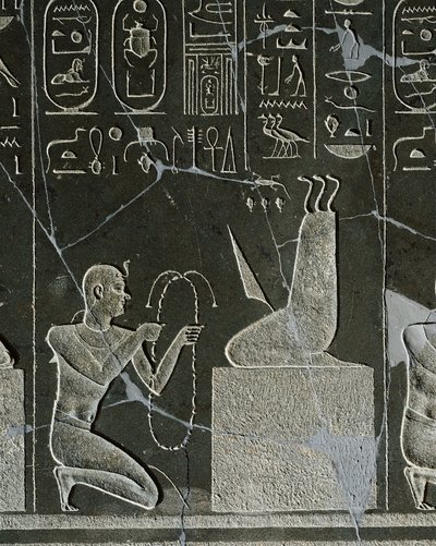 Doleritový reliéf Nectanebo I., krále nabízejícího náhrdelník démonovi, reprezentovaný čepelí nože a třemi hady, z Heliopolis v Atumově chrámu od Egyptian 30th Dynasty