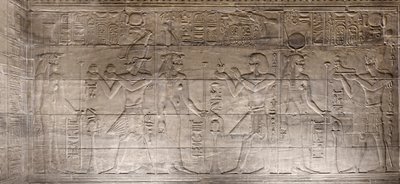 Reliéfy ve vnitřní svatyni, chrám Philae, Asuán, Egypt od Egyptian 30th Dynasty