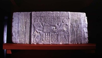 Římsa falešných dveří z hrobky mastaby zobrazující majitele hrobky Shery, vysokého úředníka dynastie IV a jeho manželky Khentetky, Sakkára, Stará říše (vápenec) od Egyptian 4th Dynasty
