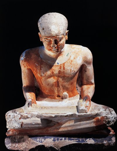 Sedící písař, z Egypta v Gíze 2575 př. n. l., dynastie IV (malovaný vápenec) od Egyptian 4th Dynasty
