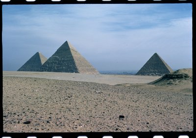 Pohled na pyramidy Chufu, Khafre a Menkaure, Stará říše od Egyptian 4th Dynasty