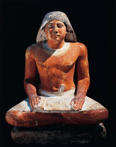 Starověký Egypt: socha sedícího písaře z nekropole v Sakkáře, 5. dynastie, starověká říše (vápenec) od Egyptian 5th Dynasty