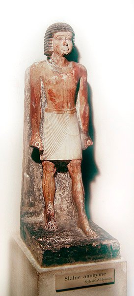 Socha stojícího muže s bílým šenti (malovaný vápenec) od Egyptian 5th Dynasty