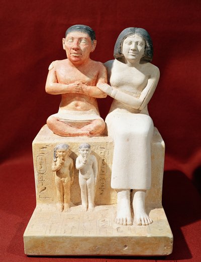 Soška trpaslíka Seneba a jeho rodiny, cca 2475 př.nl (malovaný vápenec) od Egyptian 5th Dynasty