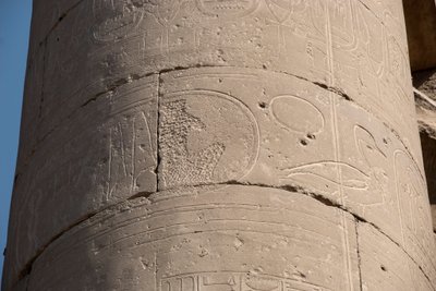 Egyptský starověk: detail sloupu s nábojnicí vymazanou kvůli „damnatio memoriae“, vymazání nábojnic některých faraonů, které jejich nástupci považovali za kacířské, Chrám Luxor. Východní břeh (Théby), Egypt od Egyptian Egyptian