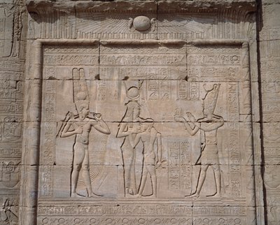 Egyptský starověk: pohled na nízké reliéfy chrámu bohyně Hathor v Dendeře od Egyptian Egyptian