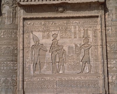 Egyptský starověk: pohled na nízké reliéfy chrámu bohyně Hathor v Dendeře od Egyptian Egyptian