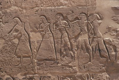 Reliéf písaře a zajatce v opevněném chrámu Ramsese III. v Medinet Habu od Egyptian Egyptian