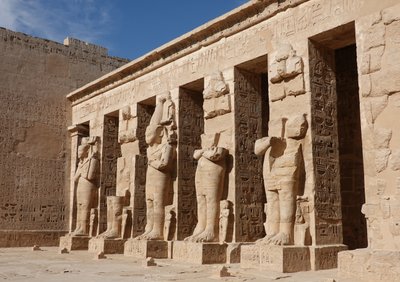 Sochy božstev, Hořův chrám, Edfu od Egyptian Egyptian