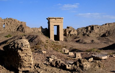 Egyptský starověk: Pohled na oblouk severní brány, chrám Hathor, Dendera, Egypt od Egyptian Ptolemaic Period