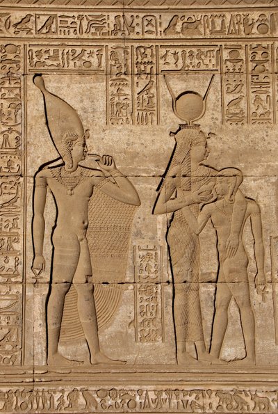 Egyptský starověk: Římská mammisi připomínající narození Ihyho, syna Hathor - Detail reliéfů a hieroglyfů: bohyně Isis - Hathor kojící svého syna Ihi (Ihy) a za ní další obraz Ihi s prstem v ústech, který naznačuje, že je A od Egyptian Ptolemaic Period