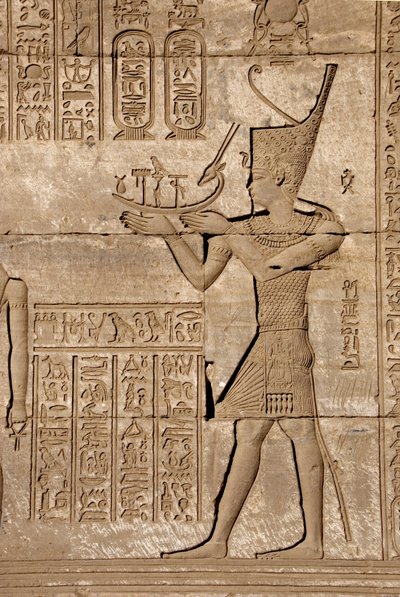 Egyptský starověk: Římské mammisi připomínající narození Ihyho, syna Isis - Detail reliéfů a hieroglyfů, Chrám Hathor, Denderah, Egypt - Egyptská civilizace: muž nesoucí symbolickou kůru, detail římské mammisi, připomínající narození od Egyptian Ptolemaic Period