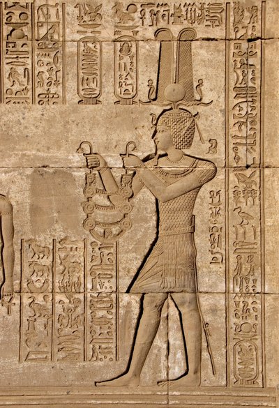 Egyptský starověk: Římské mammisi připomínající narození Ihyho, syna Isis - Detail reliéfů a hieroglyfů: Císař Trajan nesoucí obětiny bohyni Hathor - Chrám Hathor, Denderah, Egypt - Egyptská civilizace: Císař Trajan nesoucí od Egyptian Ptolemaic Period