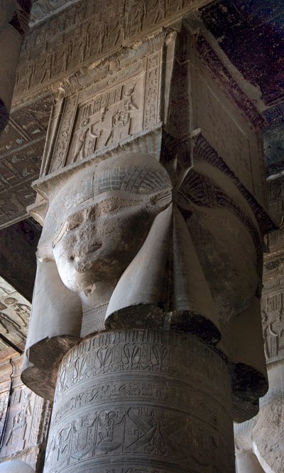 Egyptský starověk: hlavní město sloupů zdobených vyobrazením bohyně Hathor. Chrám Hathor, Dendera, Egypt od Egyptian Ptolemaic Period