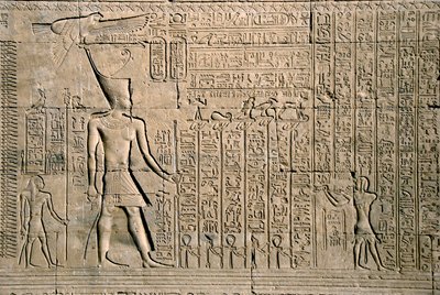 Egyptský starověk: vnější reliéf s hieroglyfy. Chrám Hathor, Denderah, Egypt - egyptská civilizace: hierogyfy a postavy vytesané na stěně chrámu Hathor (nebo chrámu Tentyra) v Denderah, postaveného za vlády Pepiho I. (asi 2250 př. n. l.) - od Egyptian Ptolemaic Period