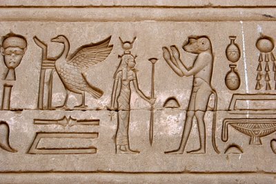 Egyptský starověk: hieroglyfy na východní stěně chrámu Hathor, Denderah, Egypt - Egyptská civilizace: hieroglyfy vytesané na stěně chrámu Hathor (nebo chrámu Tentyra) v Denderah, postaveného za vlády Pepiho I. (asi 2250 př. n. l.) - Dendera Templ od Egyptian Ptolemaic Period