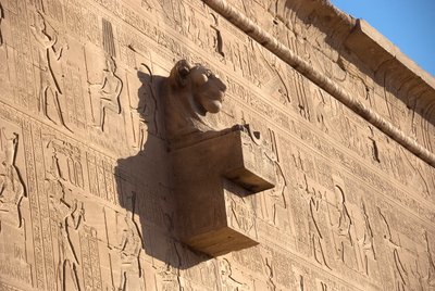 Egyptská starožitnost: chrlič lví hlavy, chrám Hathor, Dendera, Egypt od Egyptian Ptolemaic Period