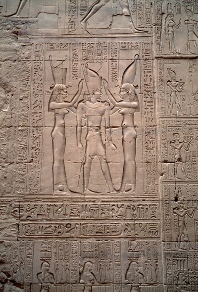 Egyptský starověk: nízký reliéf představující korunovaci krále Ptolemaia IV. Horův chrám, Edfu, Egypt od Egyptian Ptolemaic Period