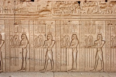 Egyptský starověk: obětiny a pocty předložené bohyni, chrám Hathor, Denderah, Egypt - Egyptská civilizace: oběti a pocty přinesené bohyni - Postavy vytesané na stěně chrámu Hathor (nebo chrámu Tentyra) v Denderah, od Egyptian Ptolemaic Period