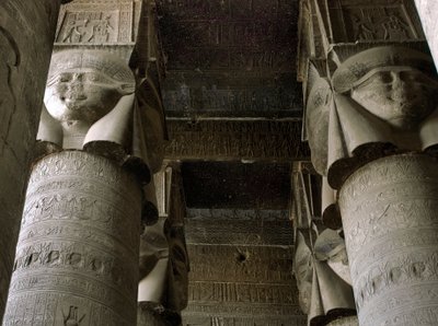 Egyptský starověk: částečný pohled na hypostylovou místnost se sloupy zdobenými vyobrazením bohyně Hathor. Chrám Hathor, Dendera, Egypt od Egyptian Ptolemaic Period