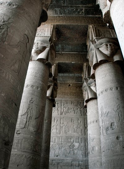 Egyptský starověk: částečný pohled na hypostylovou místnost se sloupy zdobenými vyobrazením bohyně Hathor. Chrám Hathor, Dendera, Egypt od Egyptian Ptolemaic Period